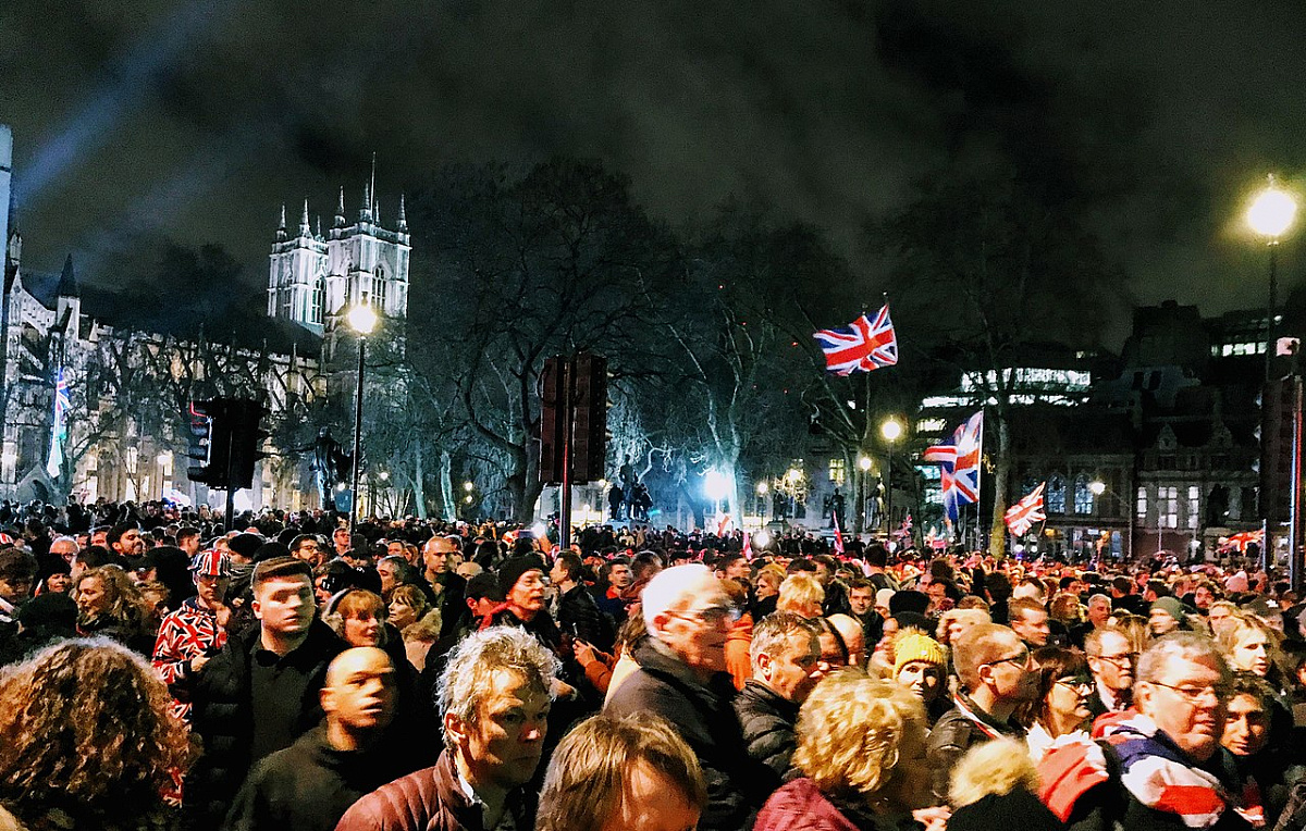 1280px_brexit_crowds_in_parliament_square.jpg